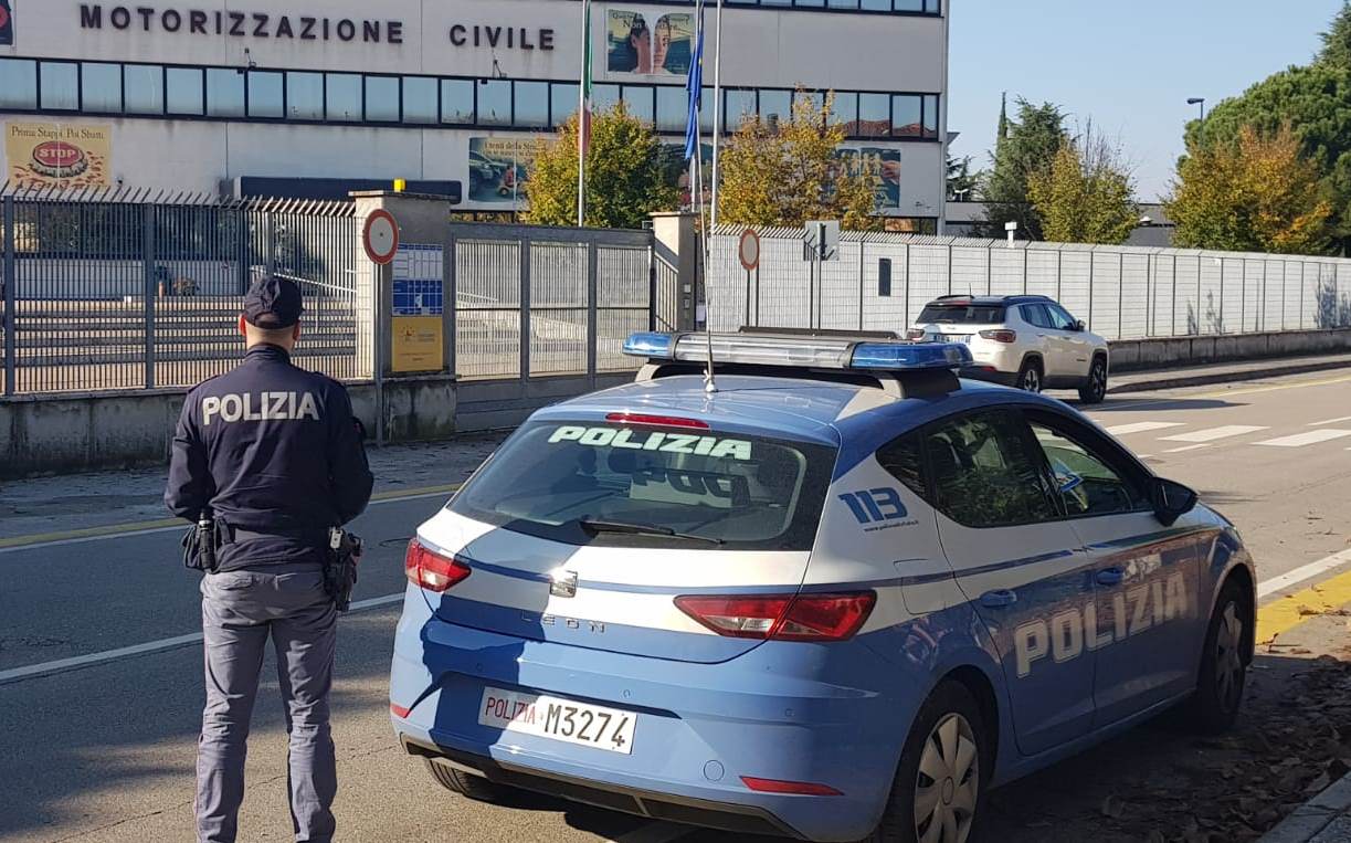 AGENTI DI POLIZIA SI FINGONO ESAMINATORI DELLA MOTORIZZAZIONE E SCOPRONO UN CANDIDATO CON MICROCAMERA SOTTO LA MASCHERINA: DENUNCIATO IL TRUFFATORE